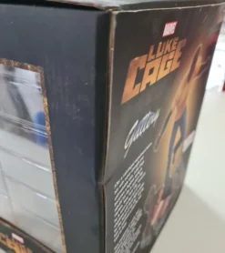 B-Ware Defenders Gallery Statue Luke Cage (Netflix TV Series) - defekte Verpackung