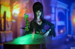 Elvira, Mistress of the Dark Retro Actionfigur Elvira