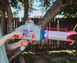 Killer Klowns From Outer Space Prop Replik 1:1 mit Sound und Leuchtfunktion Popcorn Bazooka 61 cm