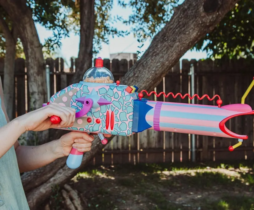 Killer Klowns From Outer Space Prop Replik 1:1 mit Sound und Leuchtfunktion Popcorn Bazooka 61 cm