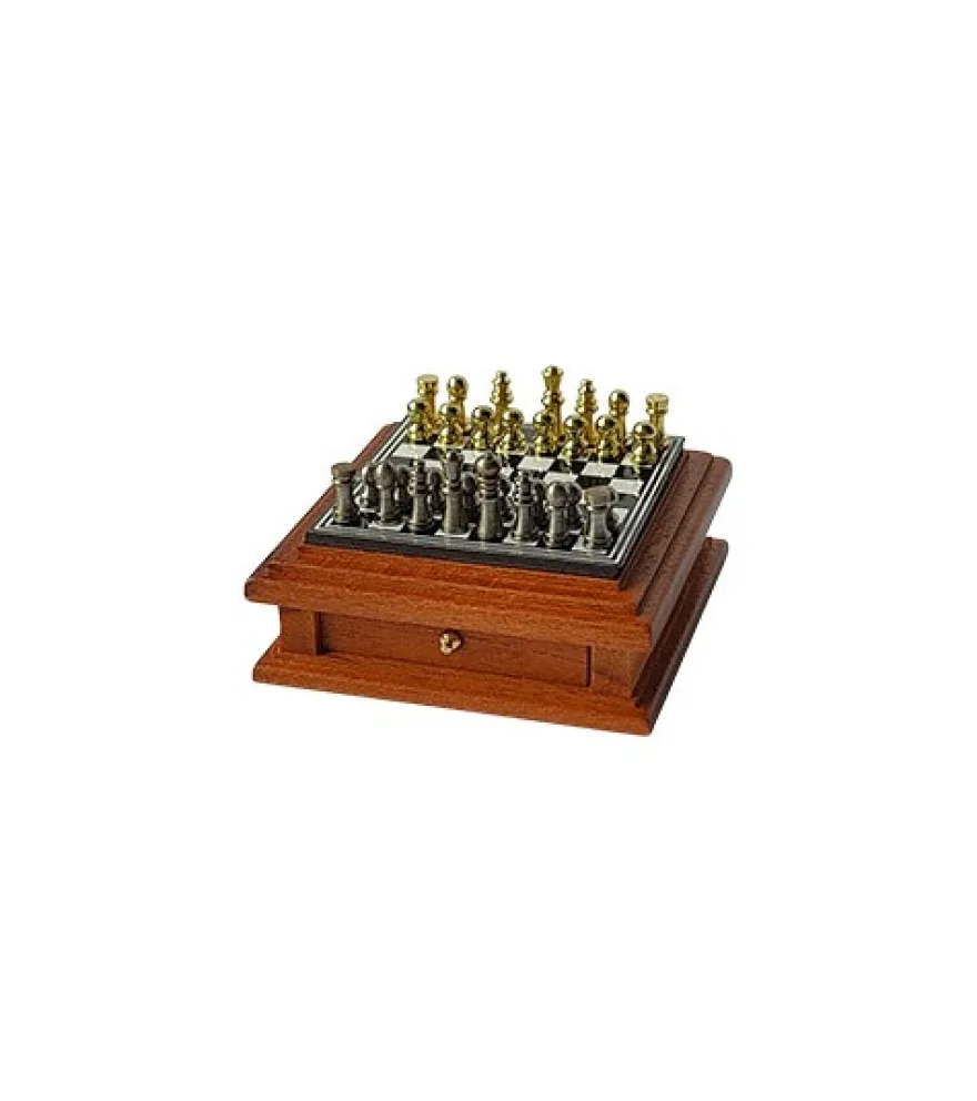Kleines Schachbrett mit magnetischen Figuren