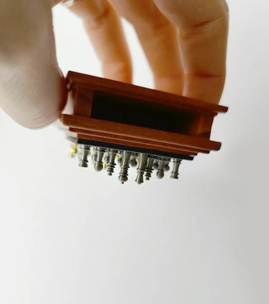 Kleines Schachbrett mit magnetischen Figuren