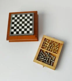 Kleines Schachbrett mit magnetischen Figuren