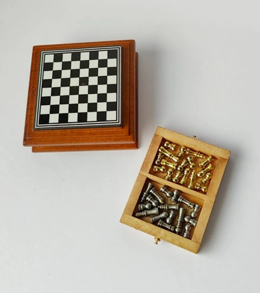 Kleines Schachbrett mit magnetischen Figuren