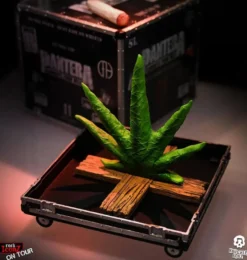 Pantera Rock Ikonz Cowboys From Hell On Tour Road Case Statue & Bühnenhintergrund Set