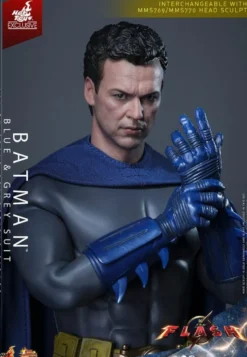 The Flash Movie Masterpiece Actionfigur 1/6 Batman (Blue & Grey Suit) Limited Edition Hot Toys Excl.