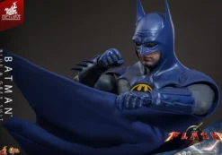 The Flash Movie Masterpiece Actionfigur 1/6 Batman (Blue & Grey Suit) Limited Edition Hot Toys Excl.