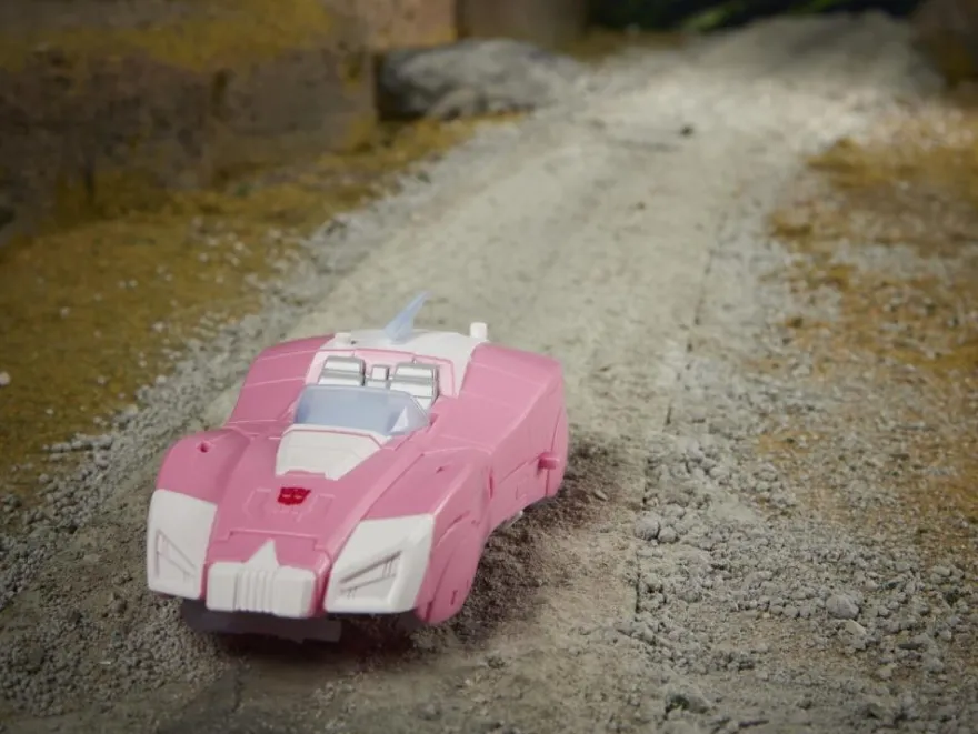 Transformers Generations War For Cybertron KINGDOM Deluxe Arcee